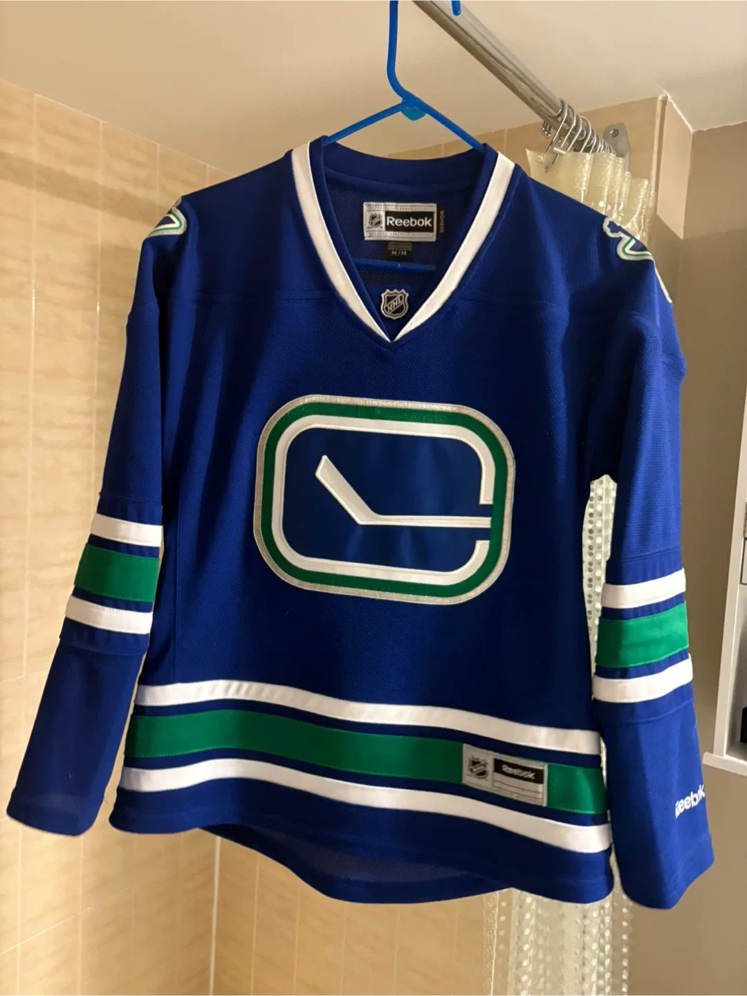 Reebok Canucks Kesler #17 Jersey - Women's M image indicator(2)