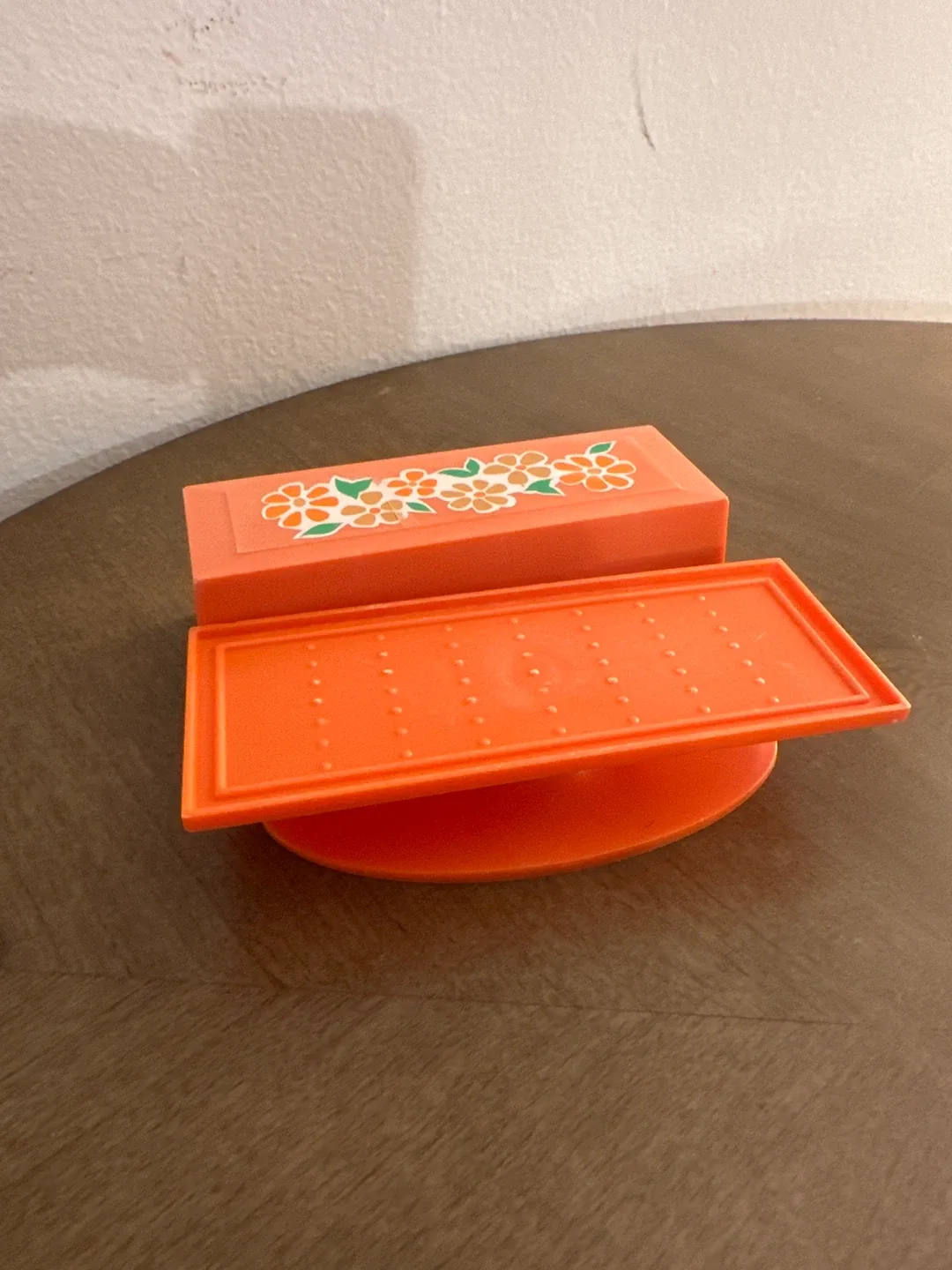Vintage Orange Rotating Lipstick Holder image indicator(3)