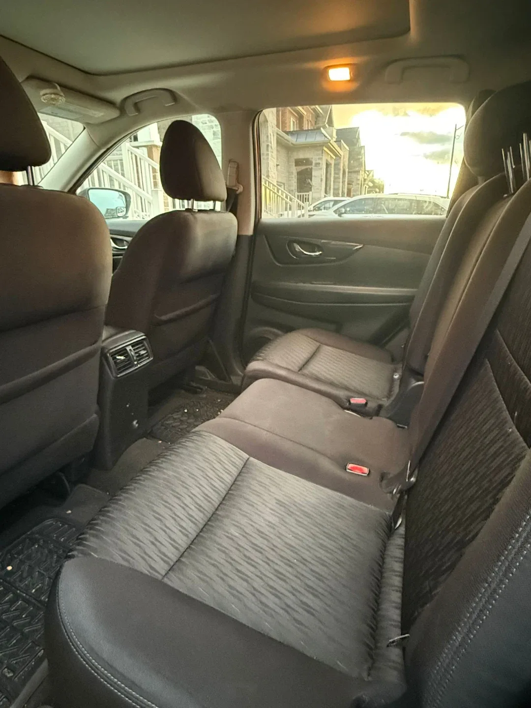 🚗 FOR SALE: 2017 Nissan Rogue SV – Excellent Condition! 🚗 image indicator(4)