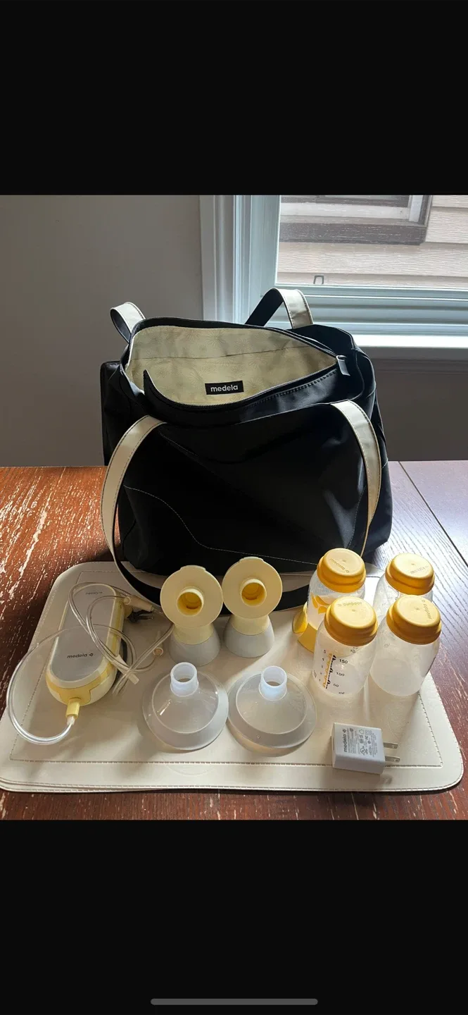 Medela Breast Pump with Bag & Accessories