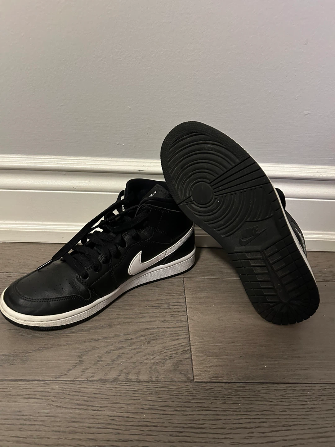 Air Jordan 1 Mid - Black/White - US W8.5 - photo 4