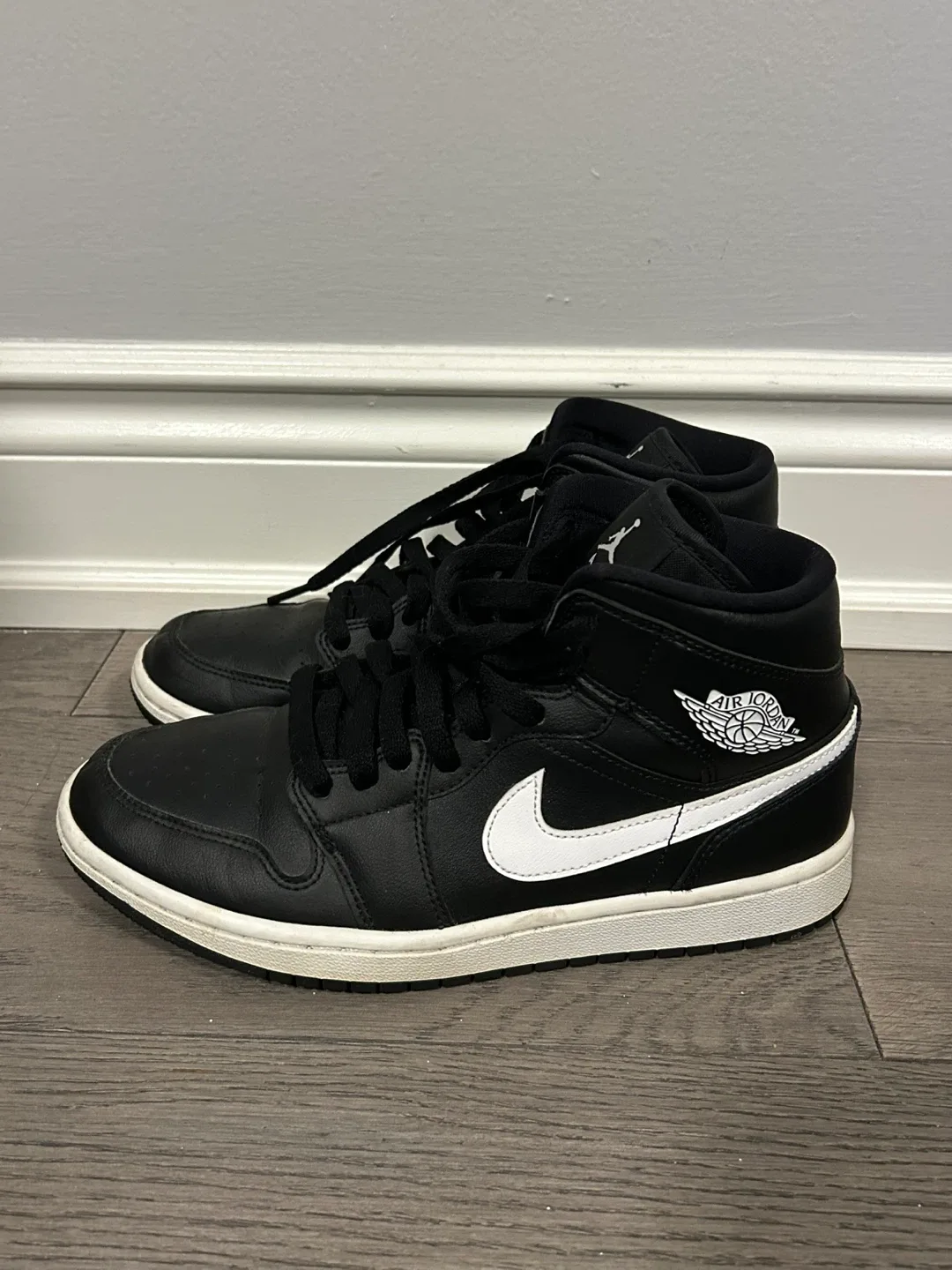 Air Jordan 1 Mid - Black/White - US W8.5
