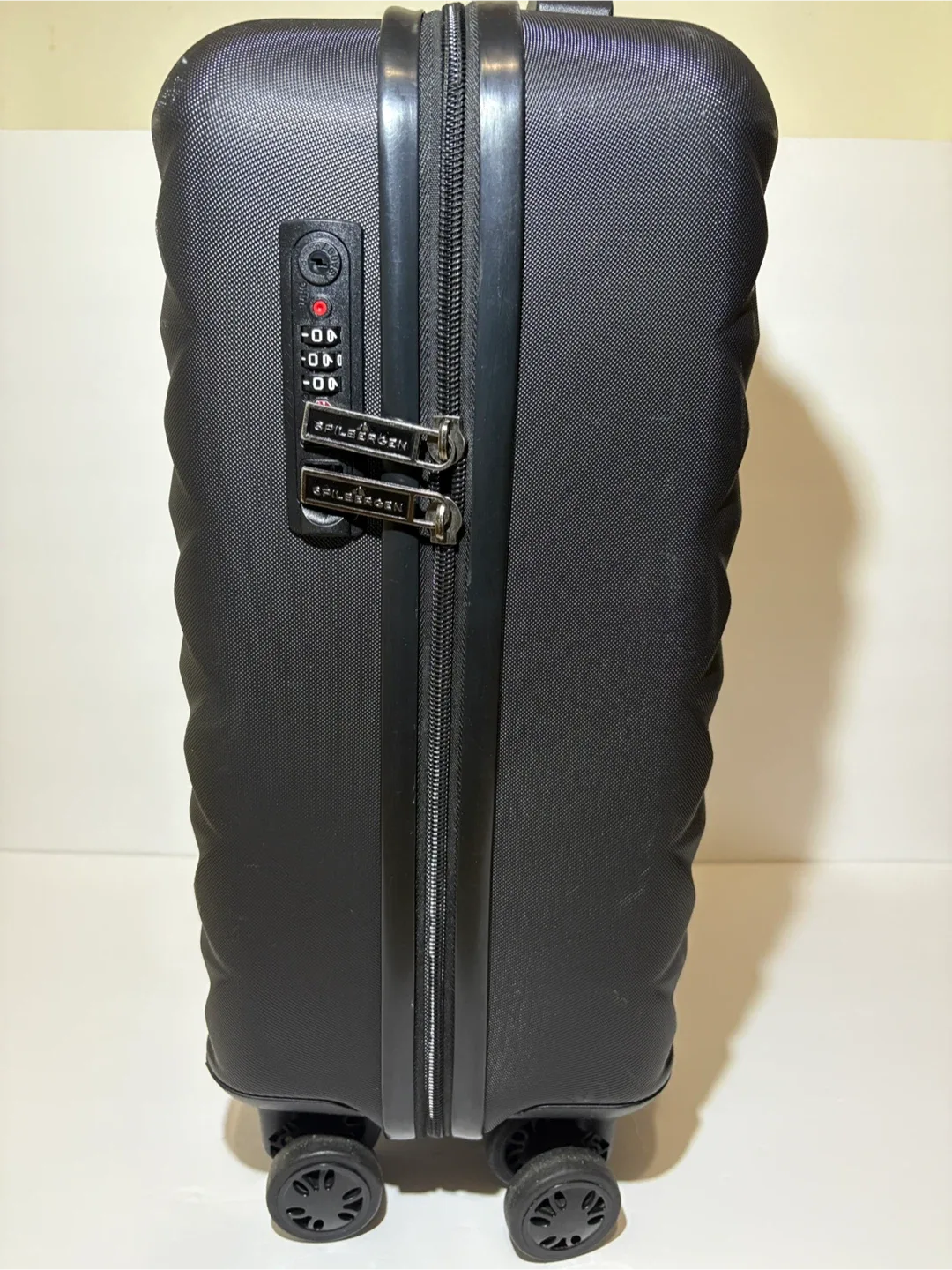 *Like new* Black TSA Lock Luggage Spilbergen Hard Cover image indicator(3)