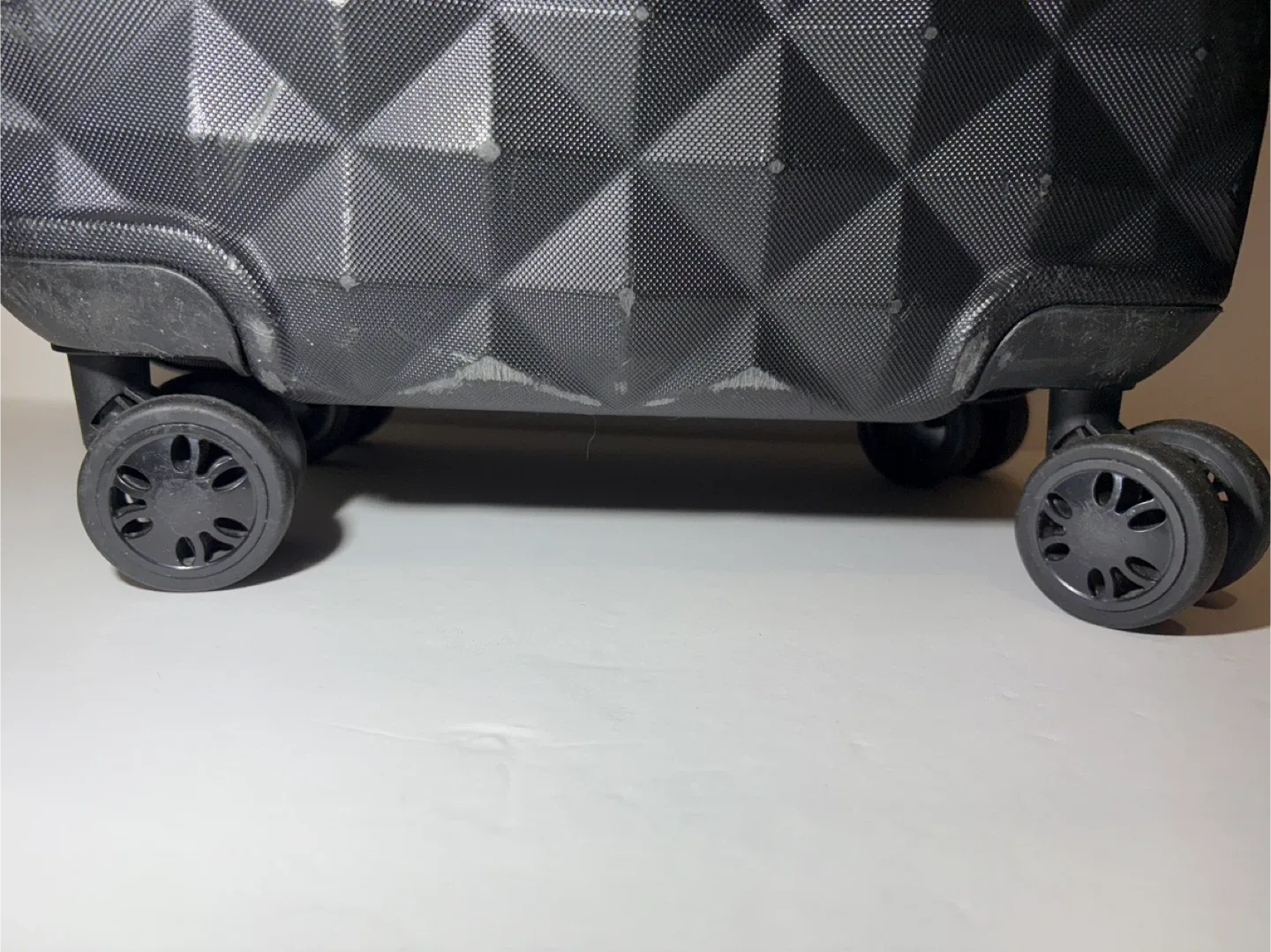 *Like new* Black TSA Lock Luggage Spilbergen Hard Cover image indicator(9)