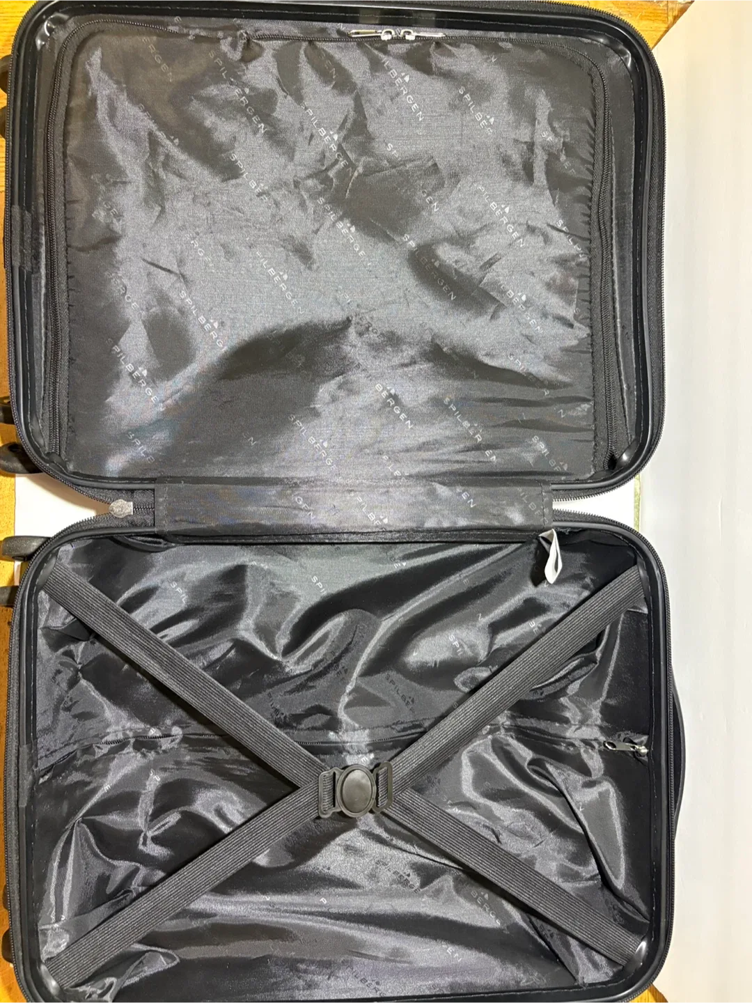 *Like new* Black TSA Lock Luggage Spilbergen Hard Cover image indicator(10)