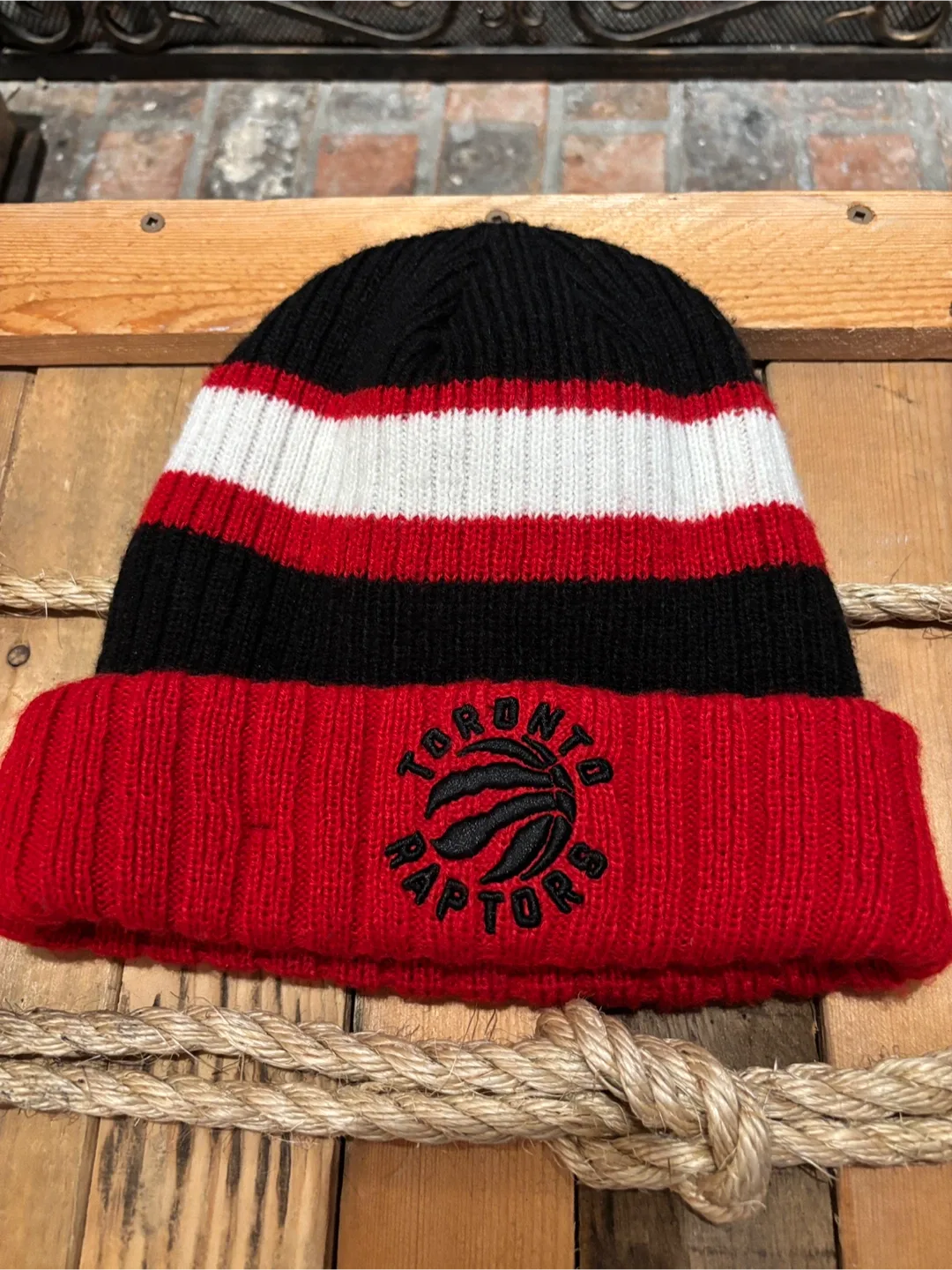 🏀 Toronto Raptors Toque - Embroidered Logos 🧢❤️ 🖤🤍