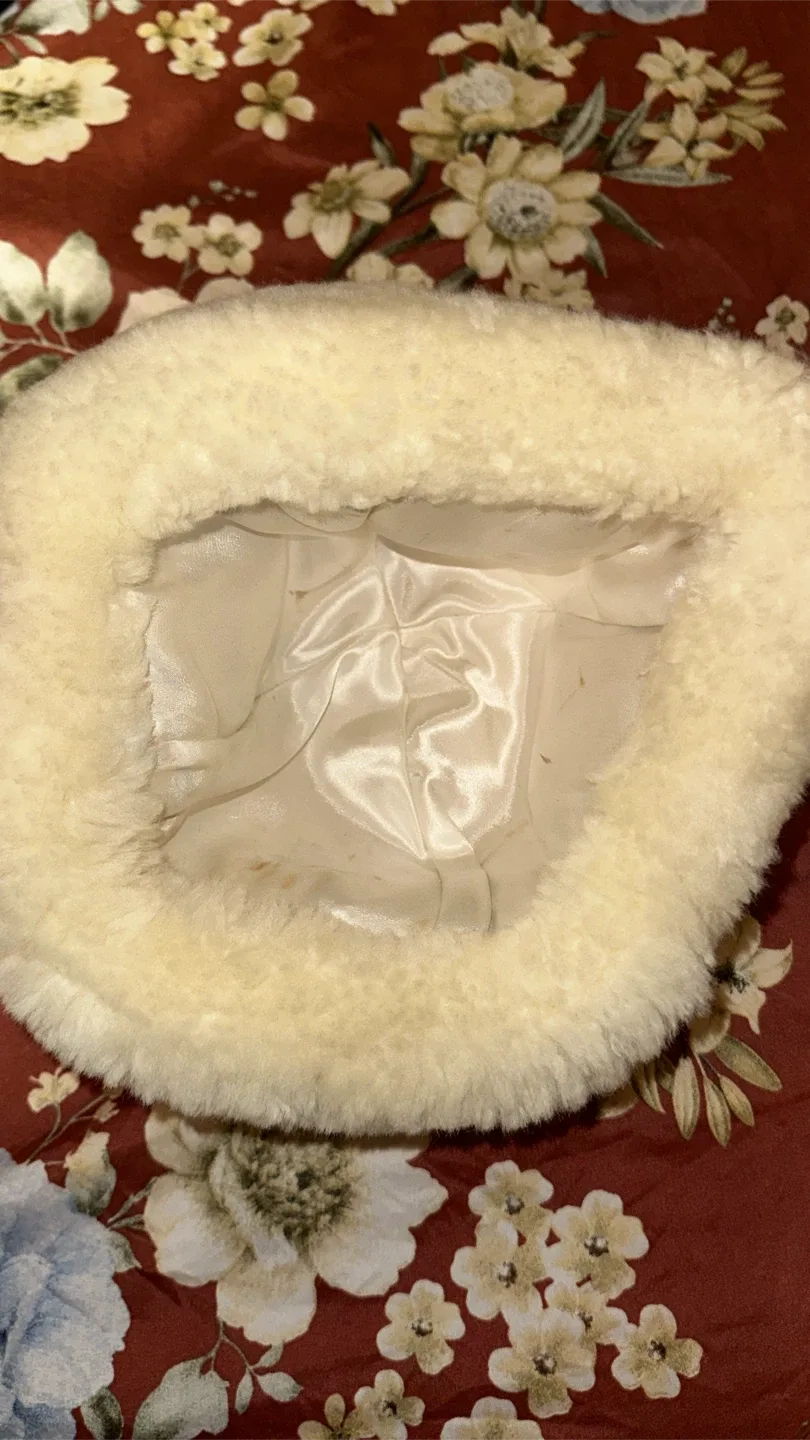 Cream-colored sheepskin Hat image indicator(2)