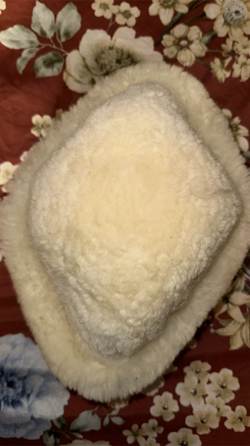 Cream-colored sheepskin Hat image indicator(3)