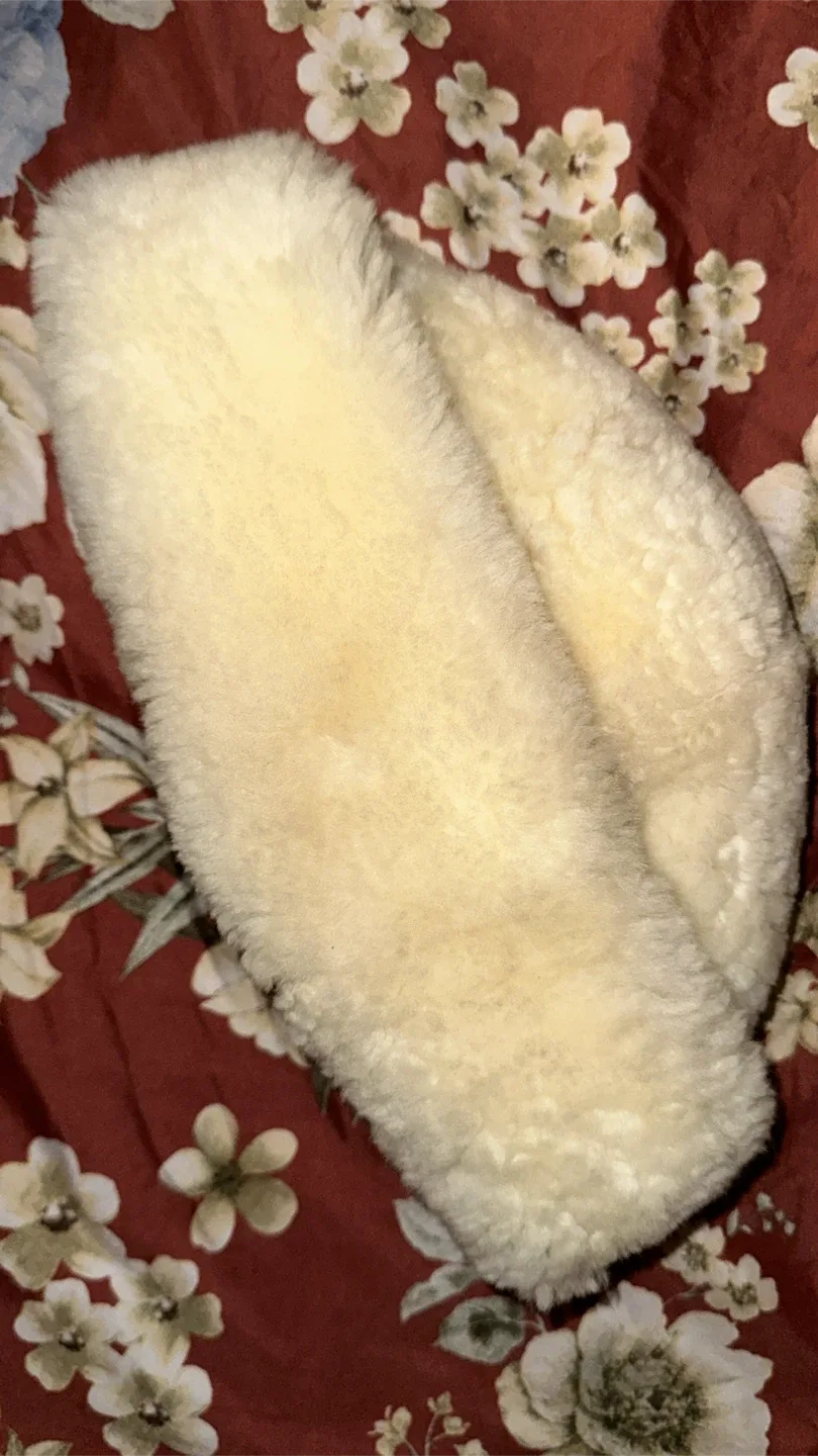 Cream-colored sheepskin Hat image indicator(4)