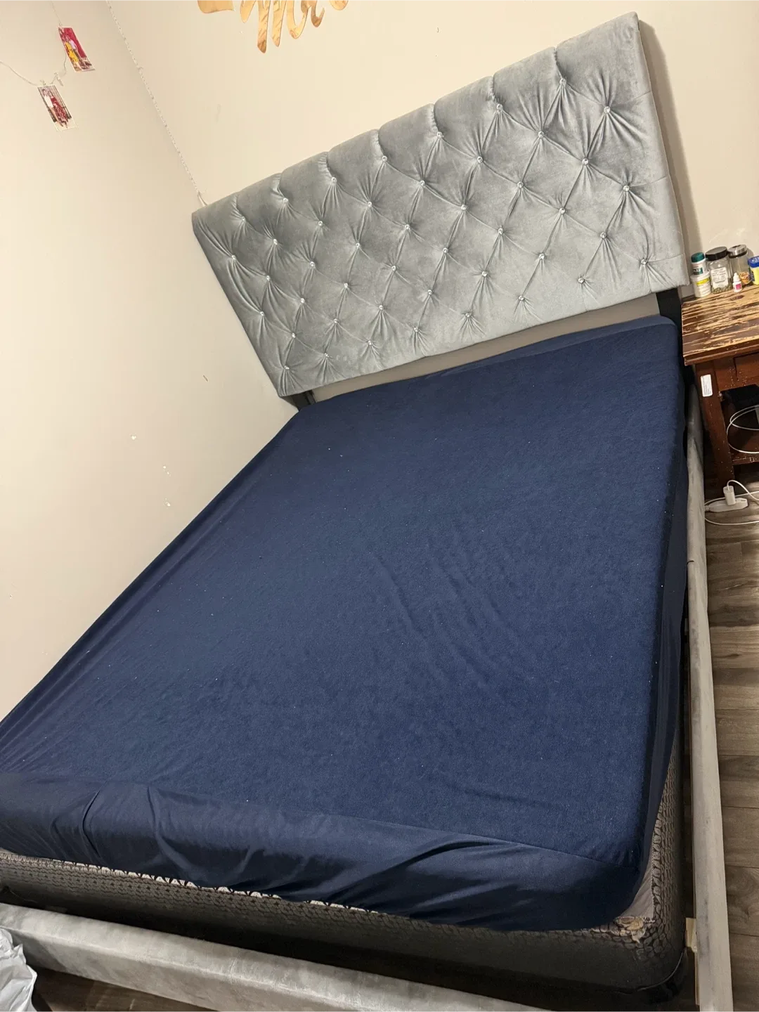 Grey Tufted Headboard bed frame image indicator(3)