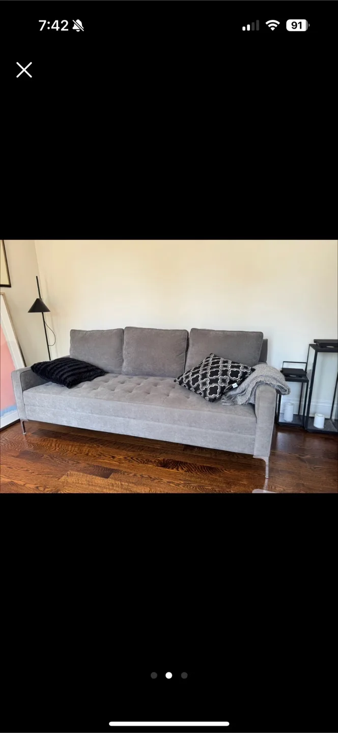 Structube Miami Couch - great condition great deal! image indicator(2)