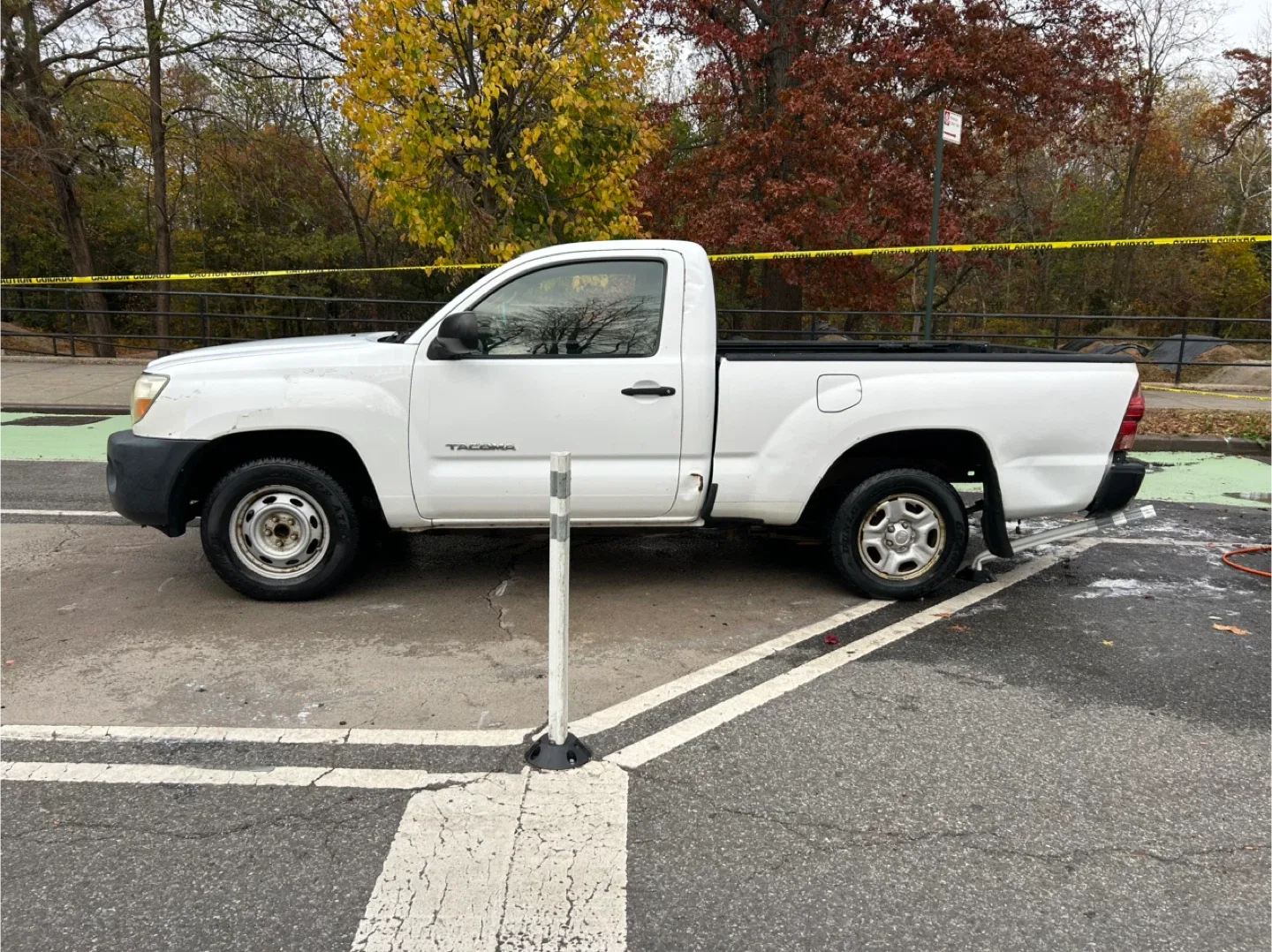 Toyota Tacoma 2006 Truck - White image indicator(2)