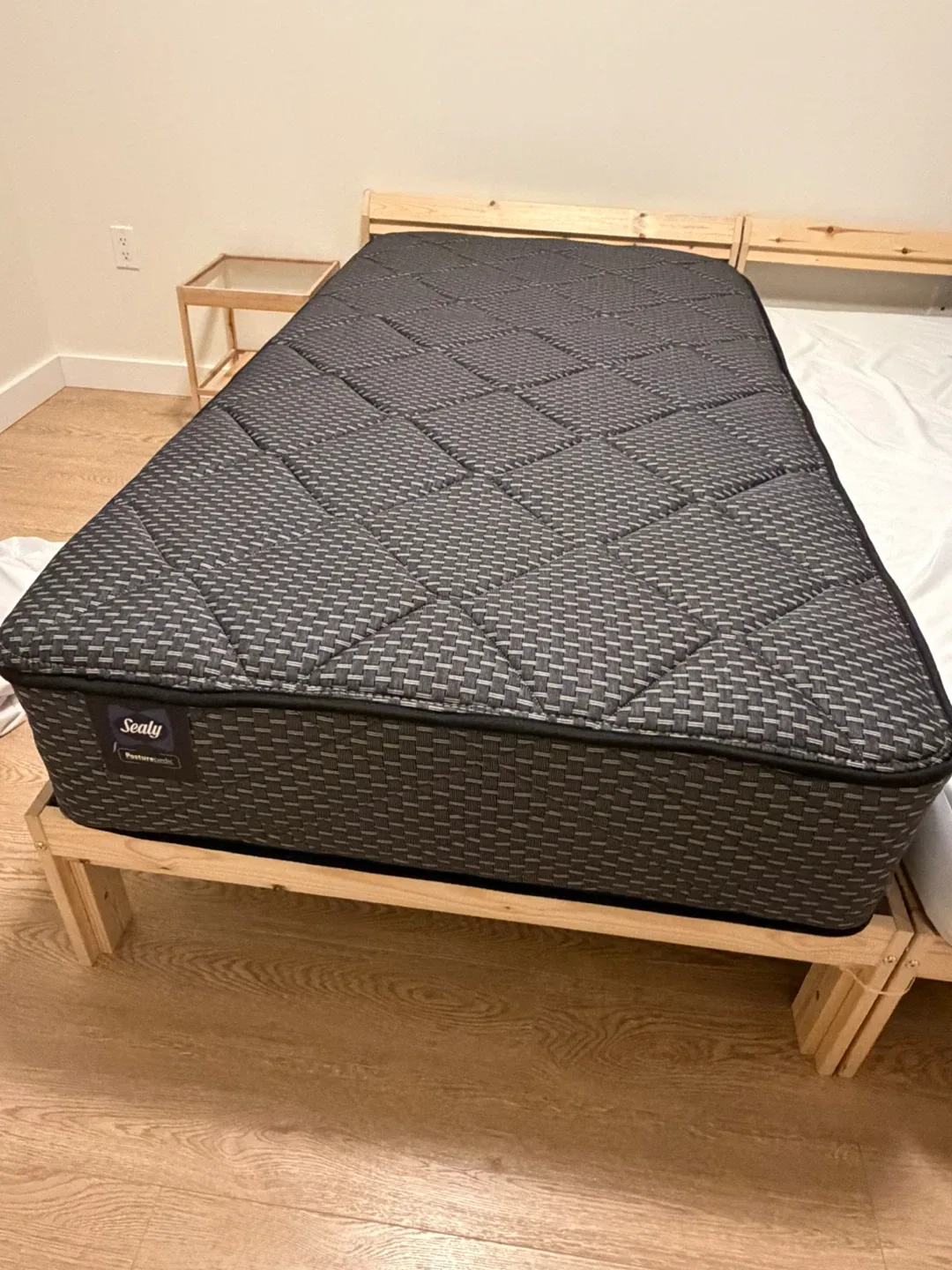 Sealy Twin Mattress(Almost new condition) image indicator(2)