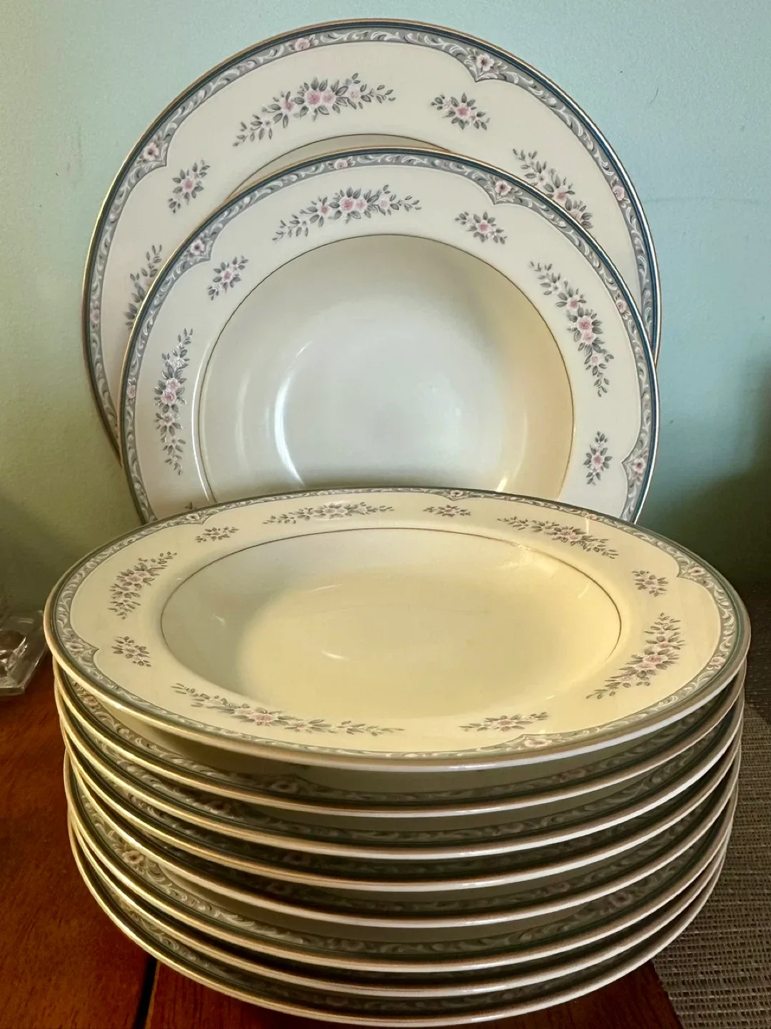 Mikasa L8677 Tea Rose Dinnerware Set