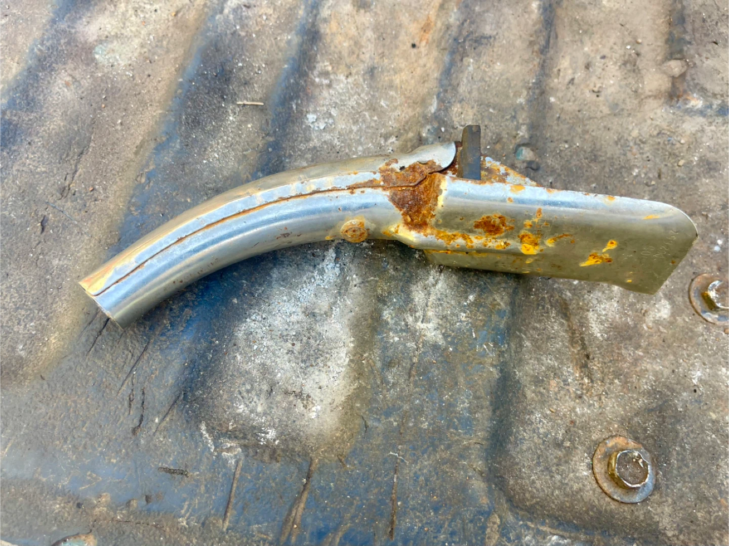 Vintage/antique oil pour spout