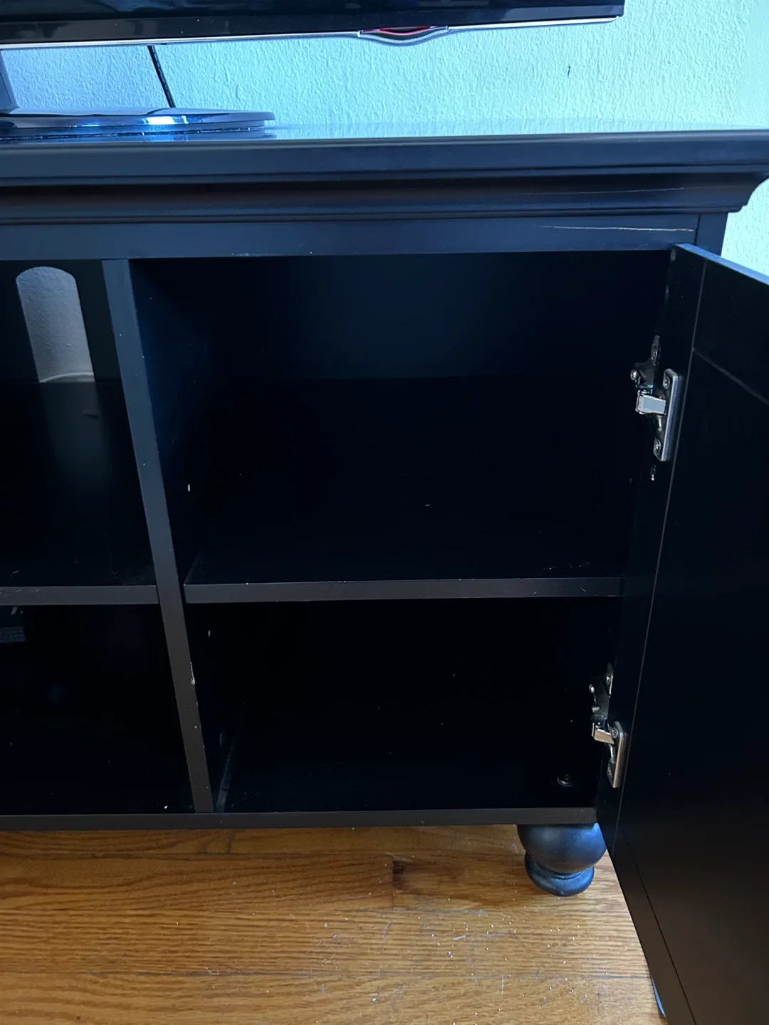 Black Media Console image indicator(4)