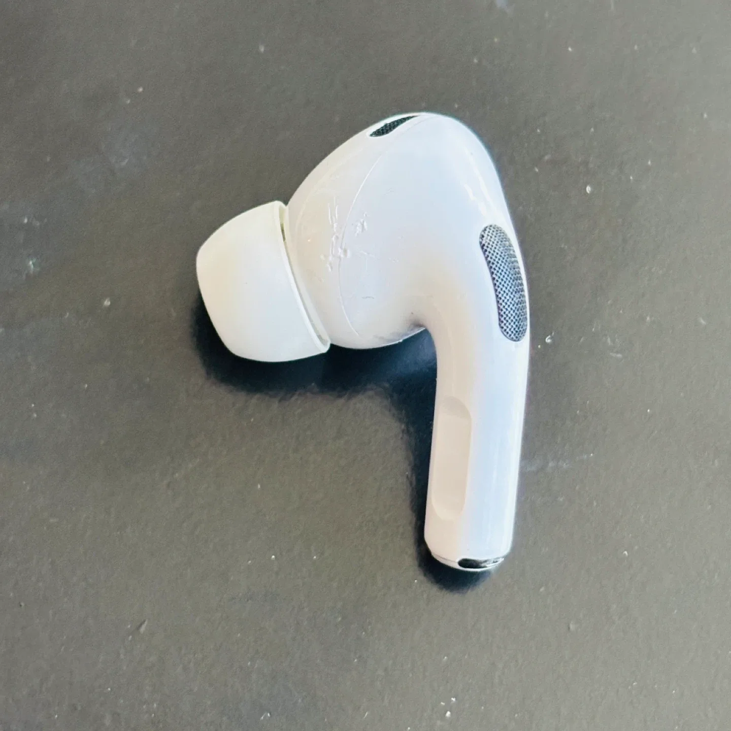 Left Apple AirPod Pro 2 A3084 image indicator(2)