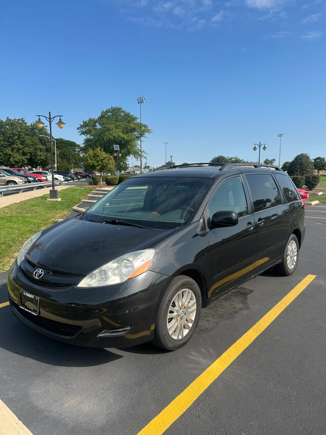 2009 Toyota Sienna XLE Minivan - photo 2