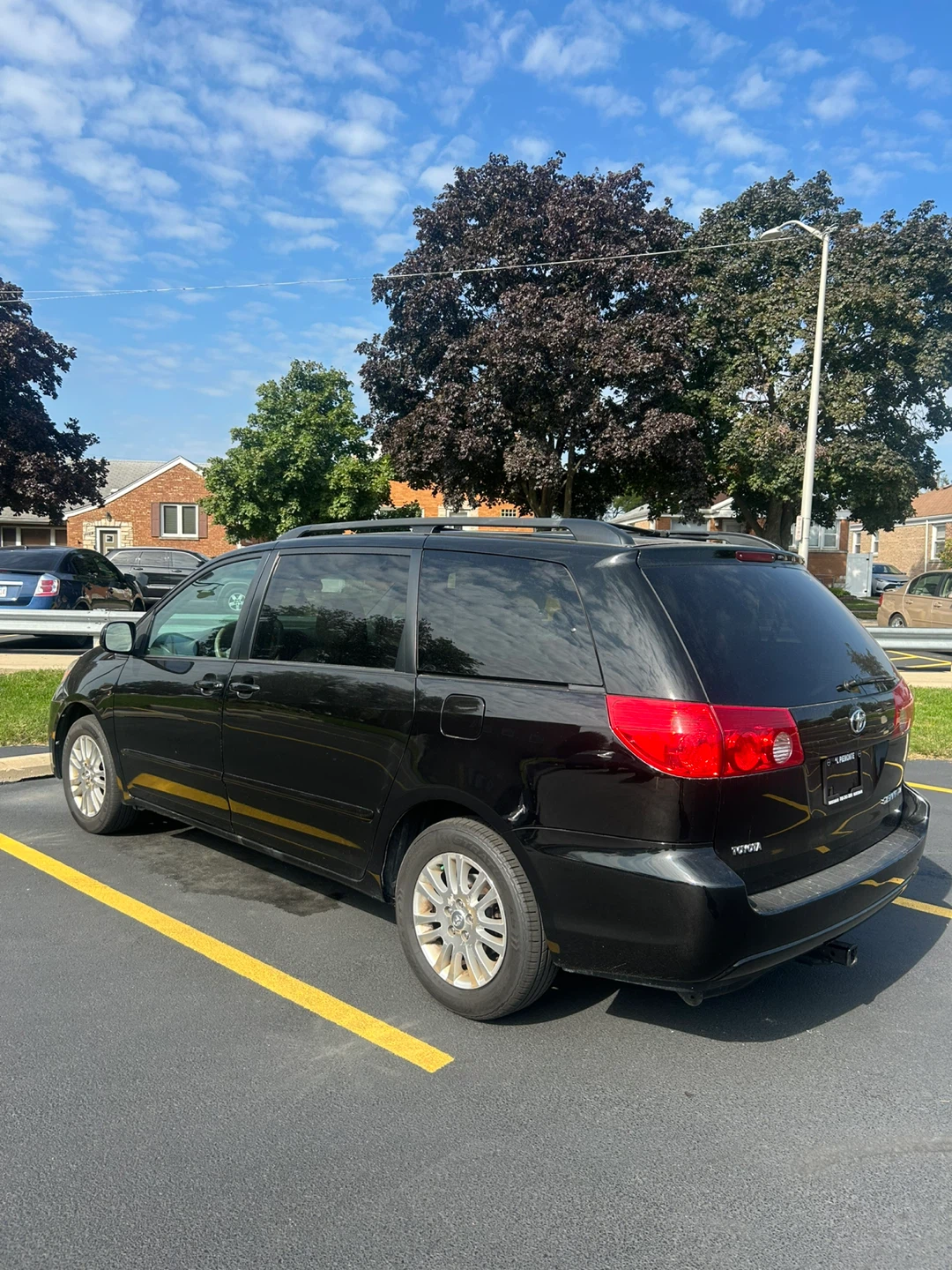 2009 Toyota Sienna XLE Minivan - photo 3