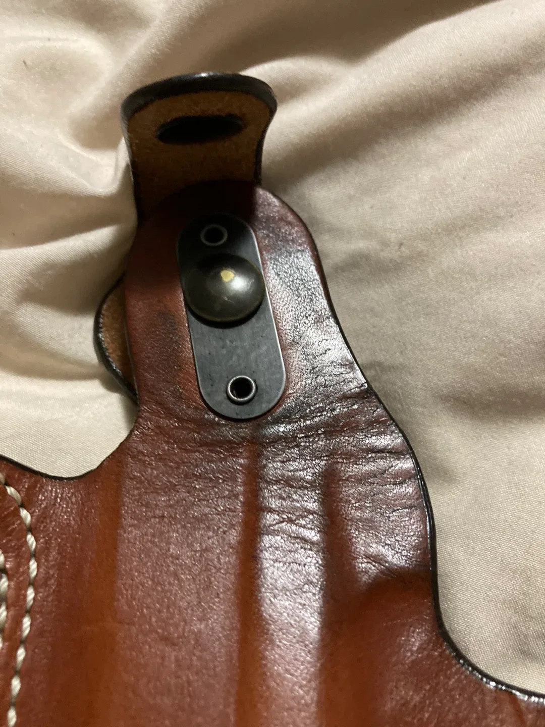 DeSantis 001 P1 Leather Holster image indicator(4)