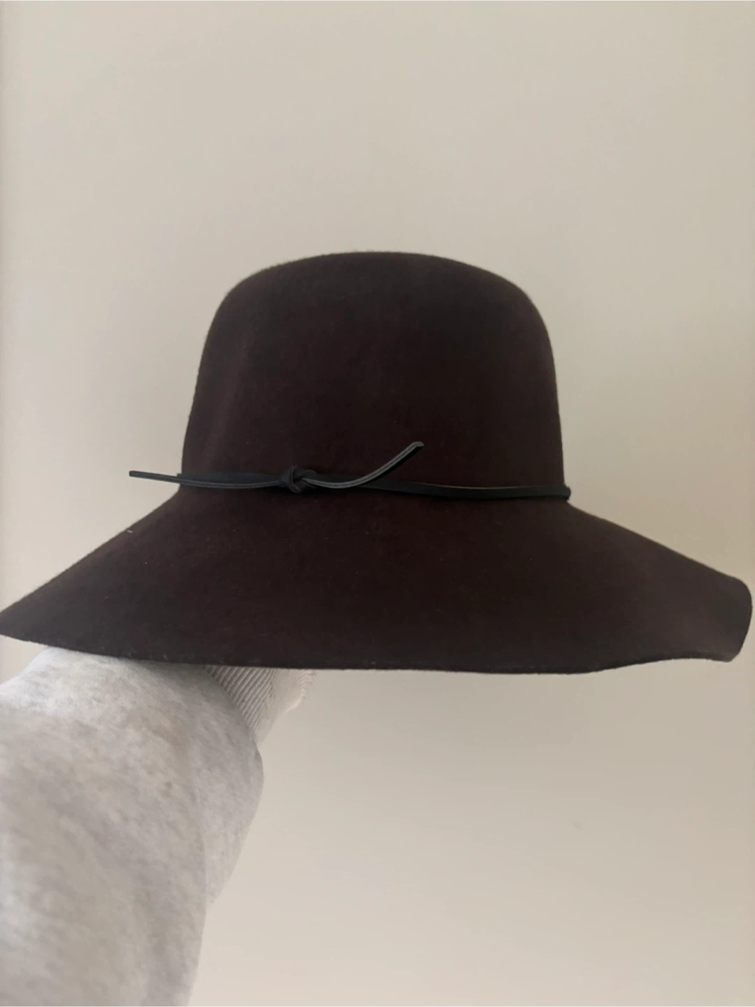 Aritzia Talula hats! Size M/L - photo 3