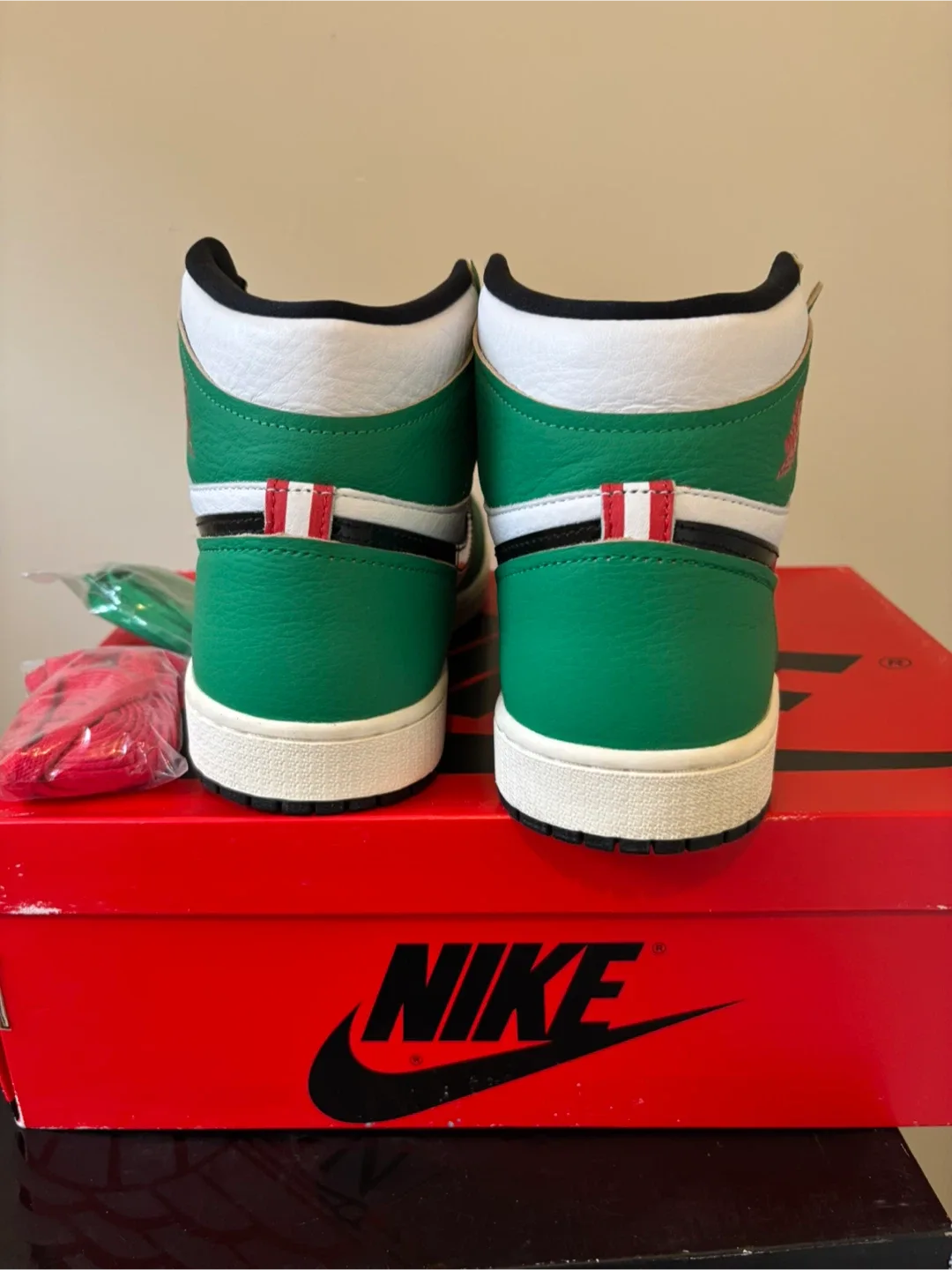 Nike Air Jordan 1 Retro High Lucky Green image indicator(7)