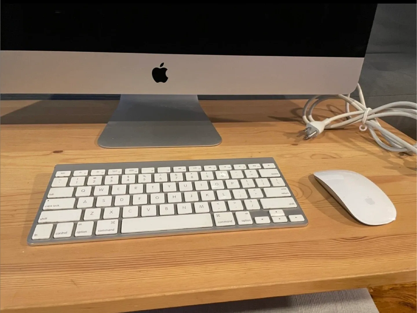 iMac 27-inch with Retina 5K Display image indicator(2)