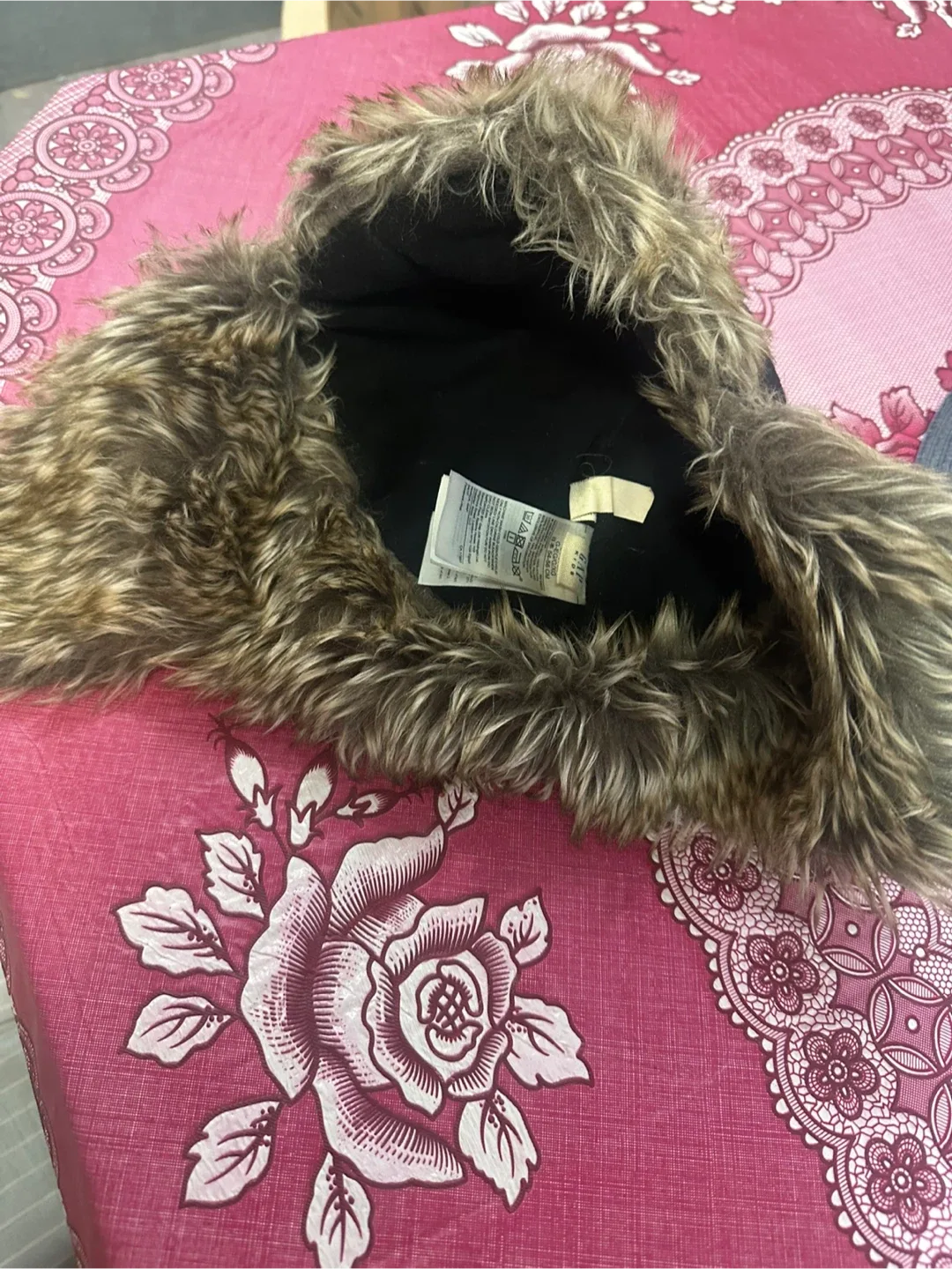 GAP Trapper Hat and free red winter hat image indicator(4)