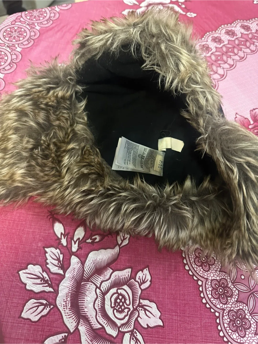 GAP Trapper Hat and free red winter hat image indicator(5)