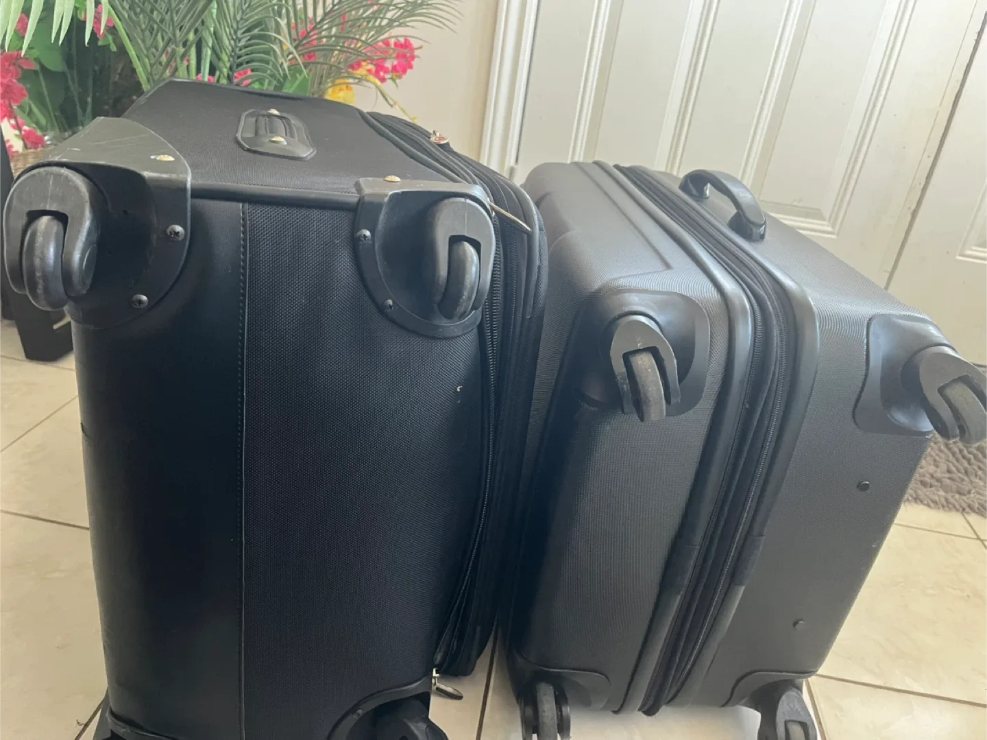 Atlantic Luggage & Swiss Gear Carry-on Suitcase image indicator(5)