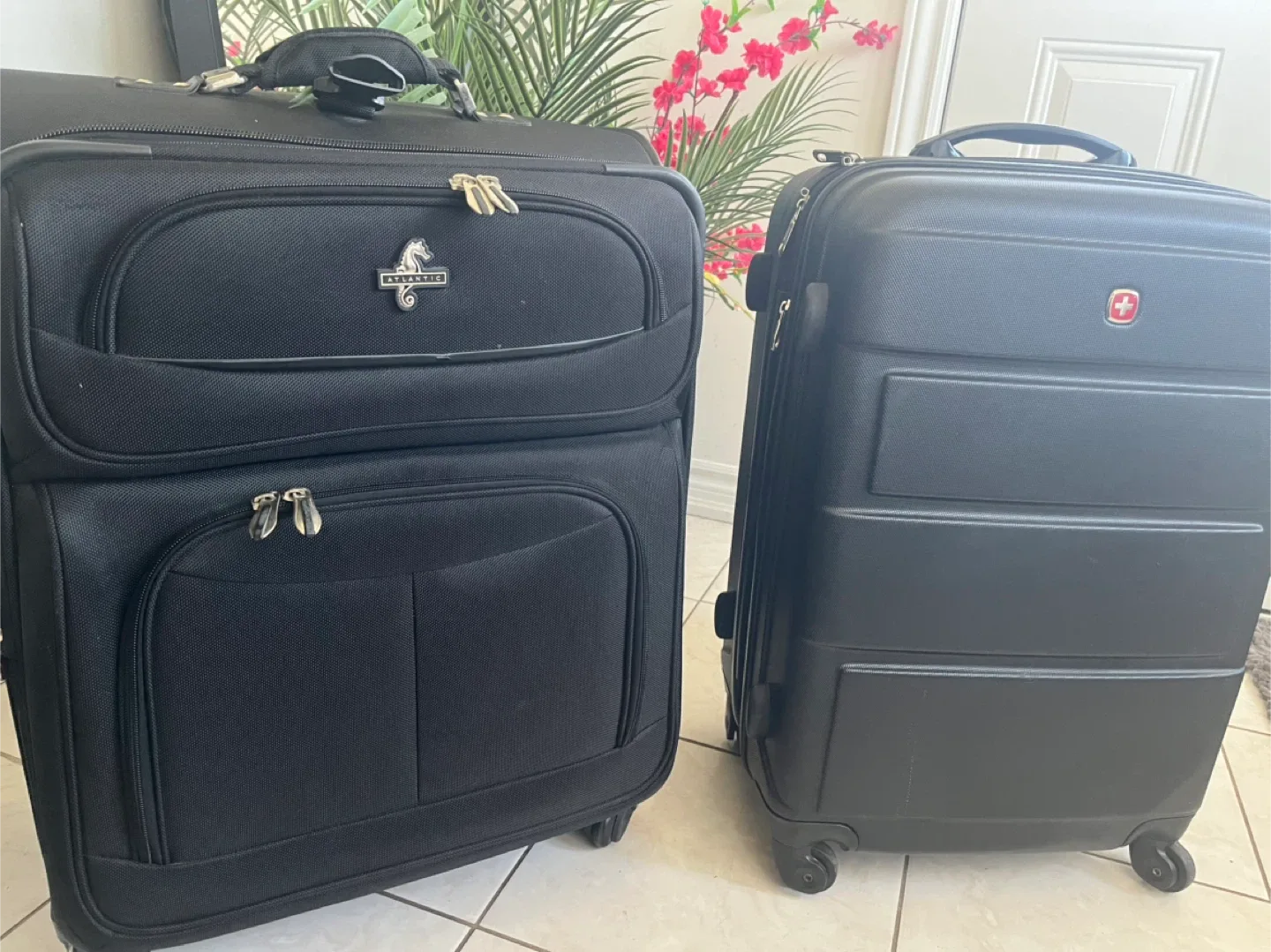 Atlantic Luggage & Swiss Gear Carry-on Suitcase image indicator(4)