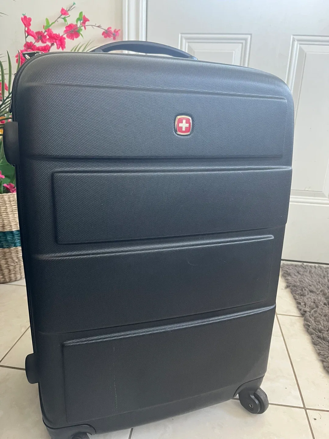 Atlantic Luggage & Swiss Gear Carry-on Suitcase image indicator(2)