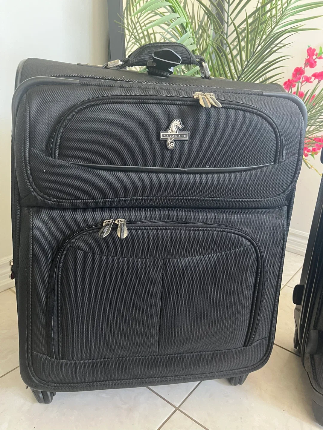 Atlantic Luggage & Swiss Gear Carry-on Suitcase image indicator(3)