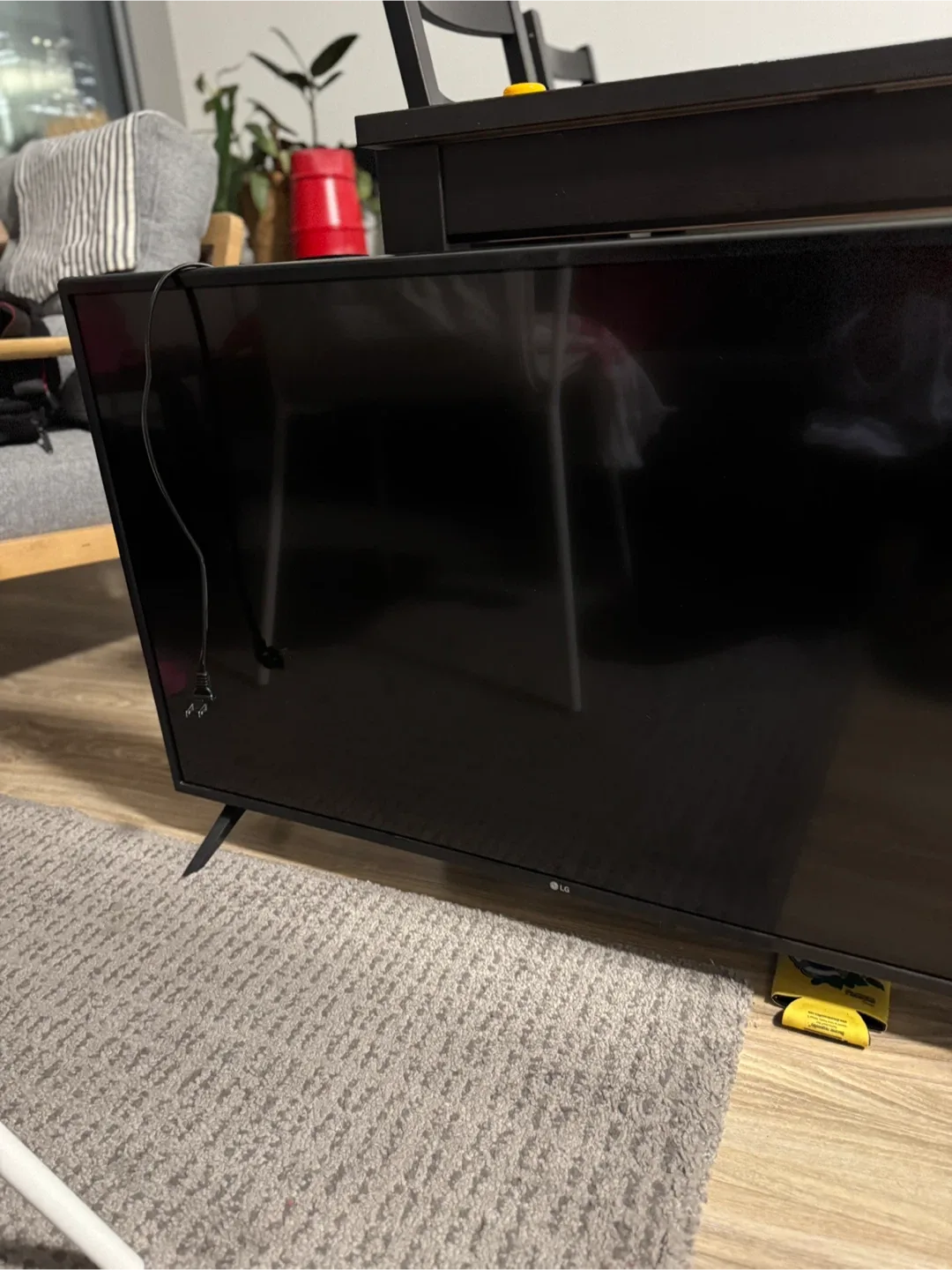 LG SMART TV 38”x22”