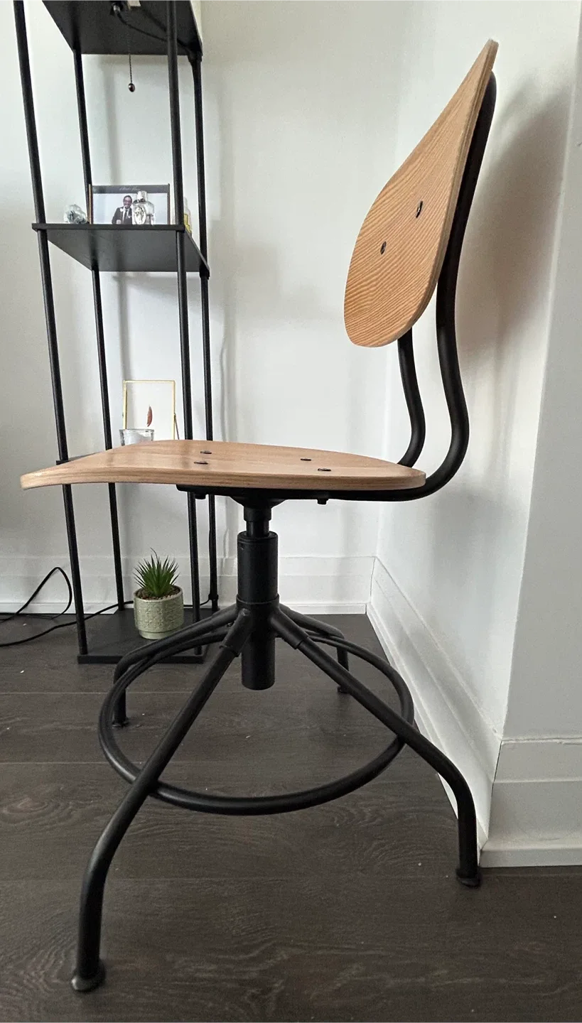 For free! Wooden Desk with Drawer & Office Chair image indicator(4)