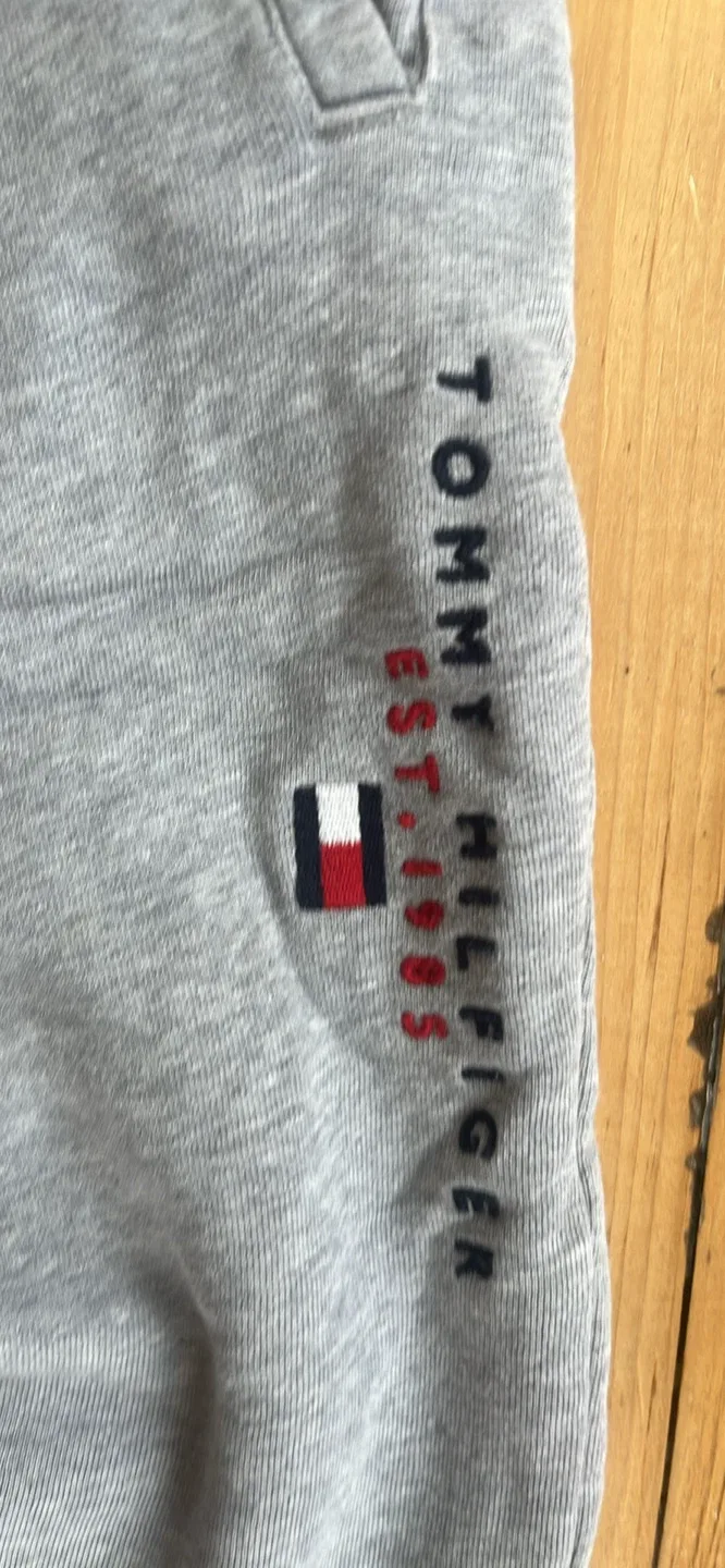Tommy Hilfiger Grey Sweatpants - Size L image indicator(2)