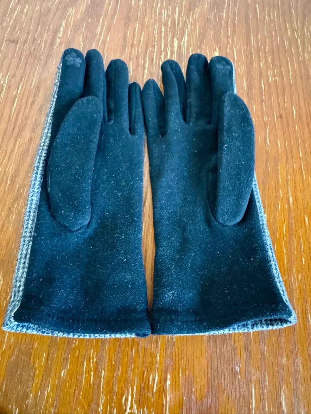 Hand Gloves - Black & White