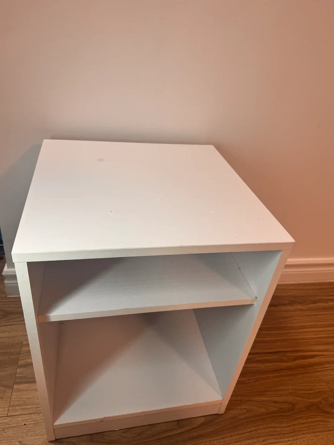 2 White night stands