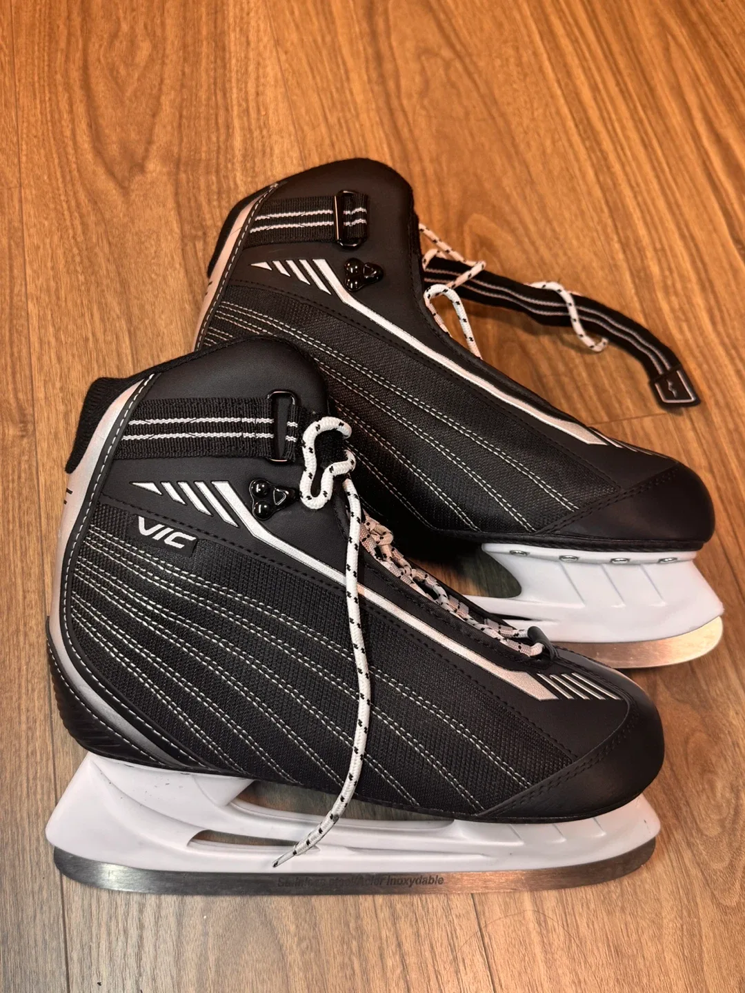 Vickerey Ice Hockey Skates - US Size 8