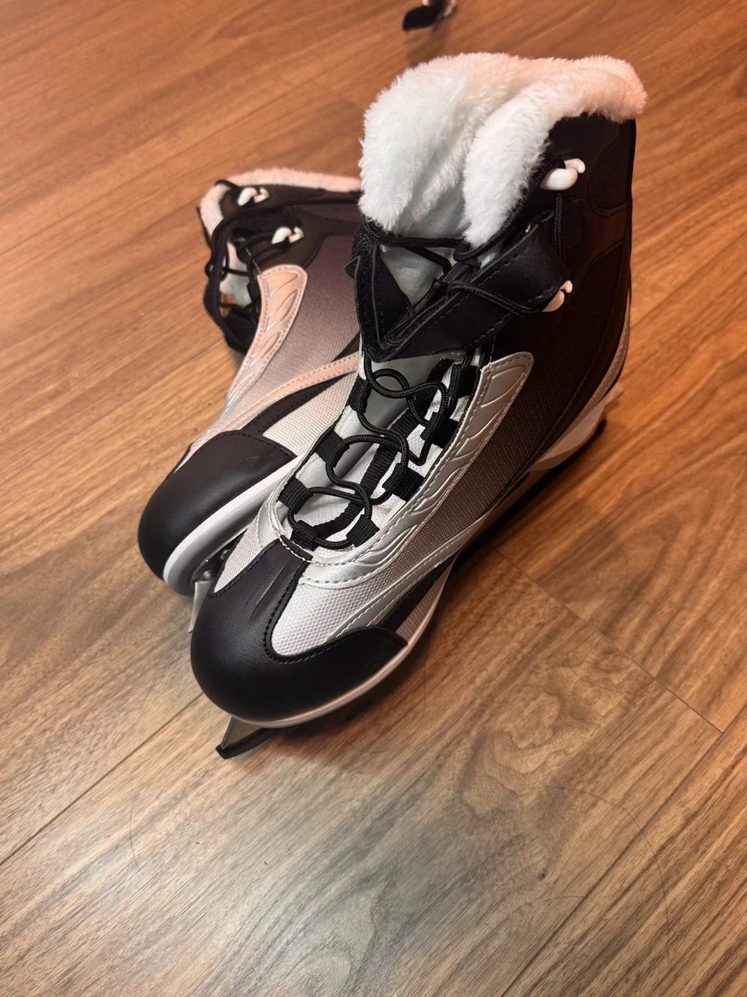 VicioKey Ice Skates - US Size 7 image indicator(3)