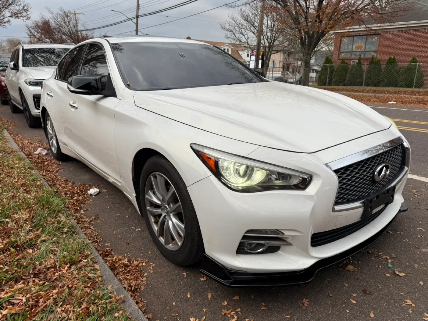 2015 Infiniti Q50 Sedan - White image indicator(2)