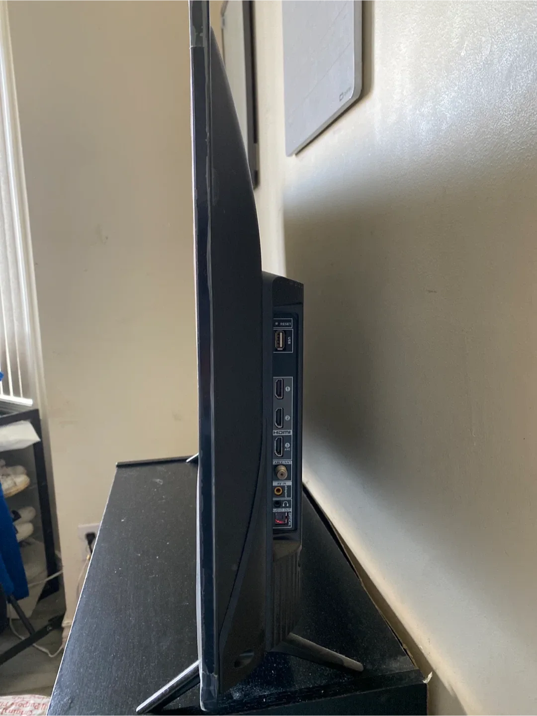 “32 TCL Roku Smart TV, 1080p, 3 HDMI, excellent and ready to use image indicator(2)