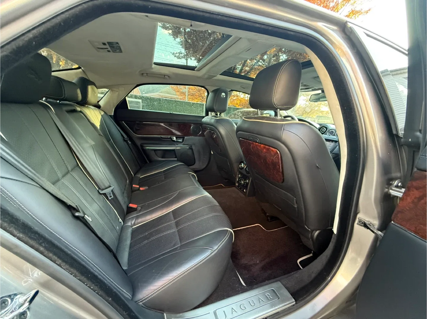 2011 Jaguar XJ-L Sedan - Luxury Car! image indicator(5)