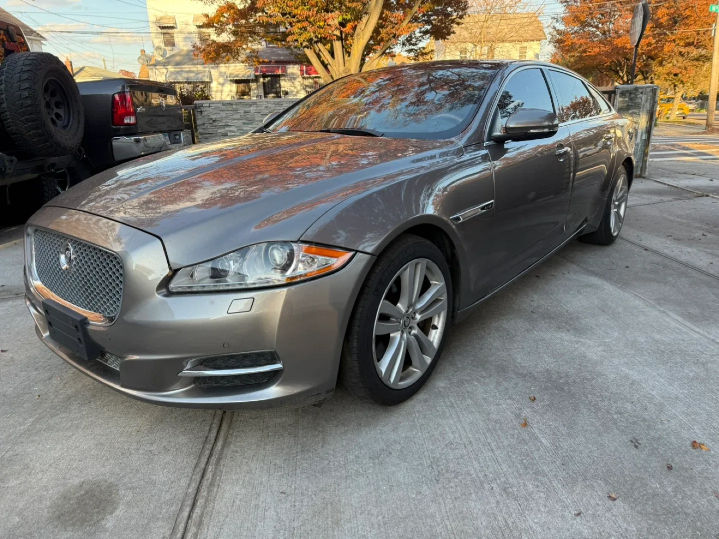 2011 Jaguar XJ-L Sedan - Luxury Car! image indicator(2)
