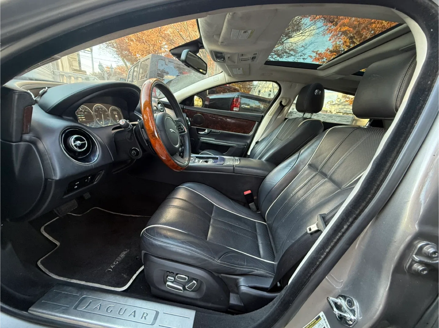 2011 Jaguar XJ-L Sedan - Luxury Car! image indicator(6)