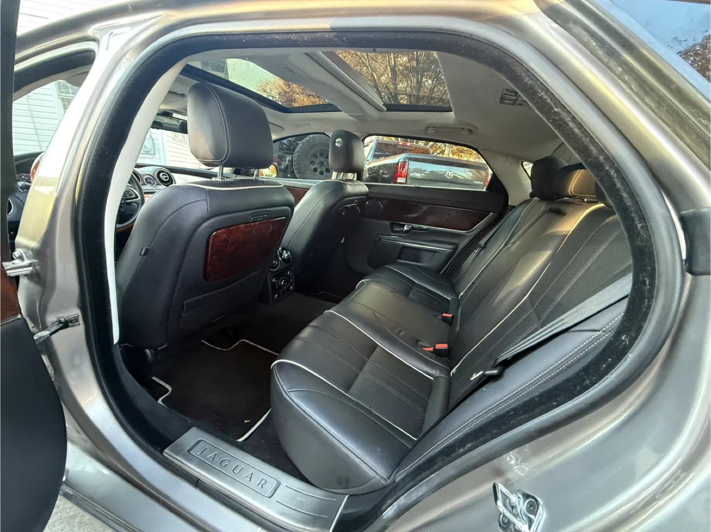 2011 Jaguar XJ-L Sedan - Luxury Car! image indicator(10)