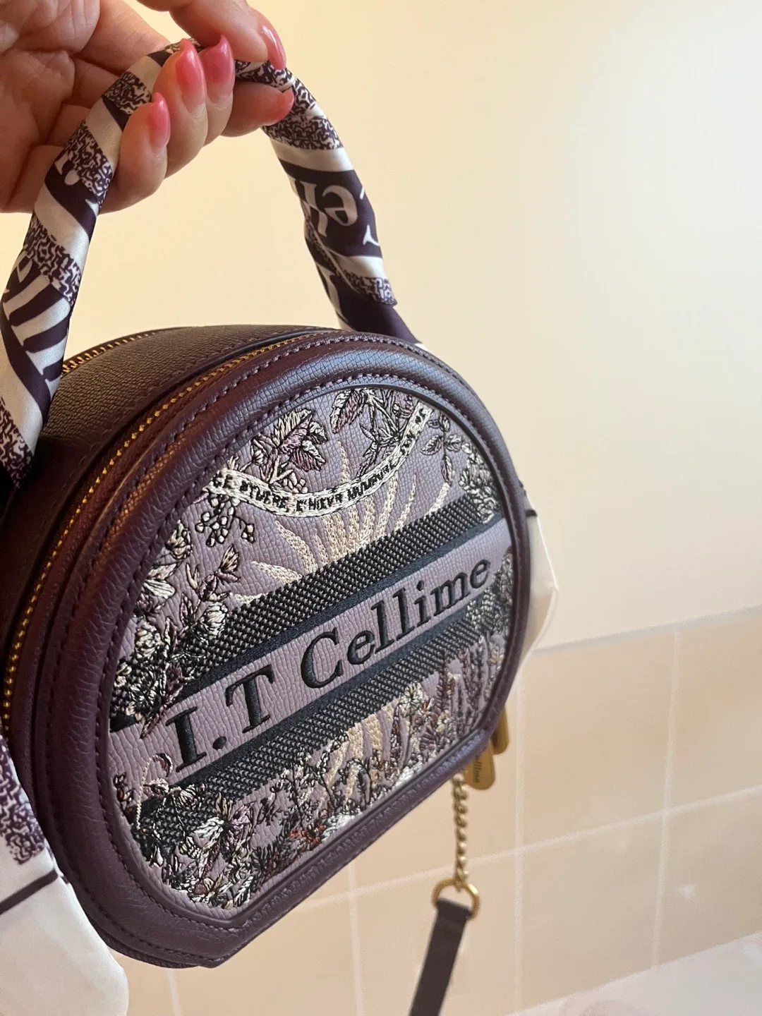 I.T Cellime Round Handbag image indicator(2)