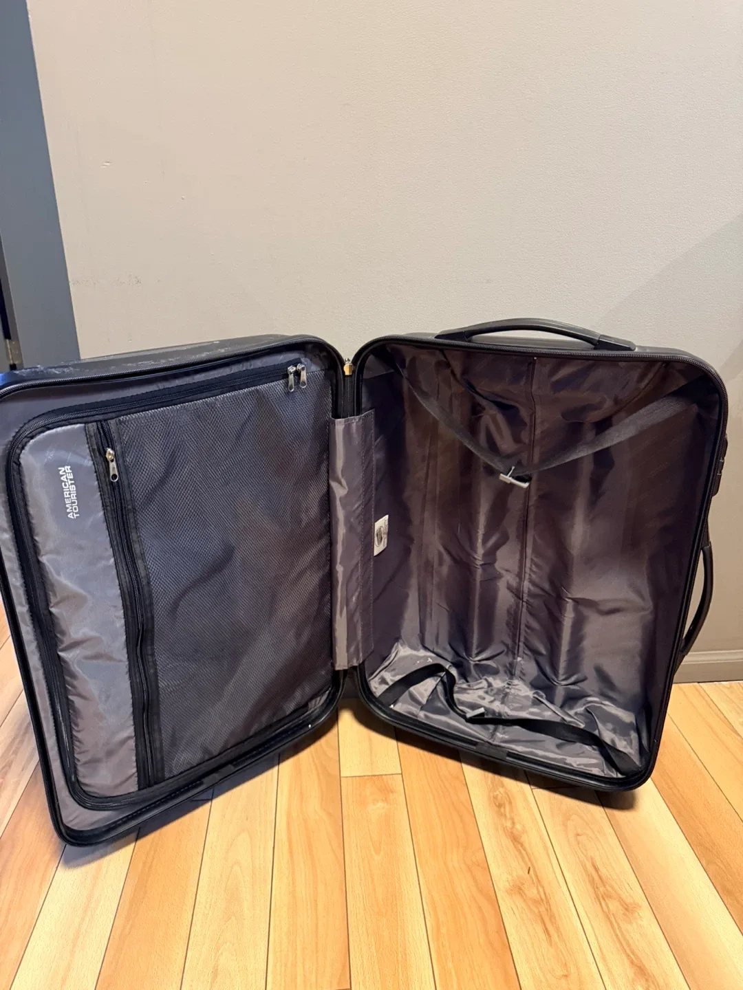 American Tourister Black Hardside Suitcase 26 Inches image indicator(3)