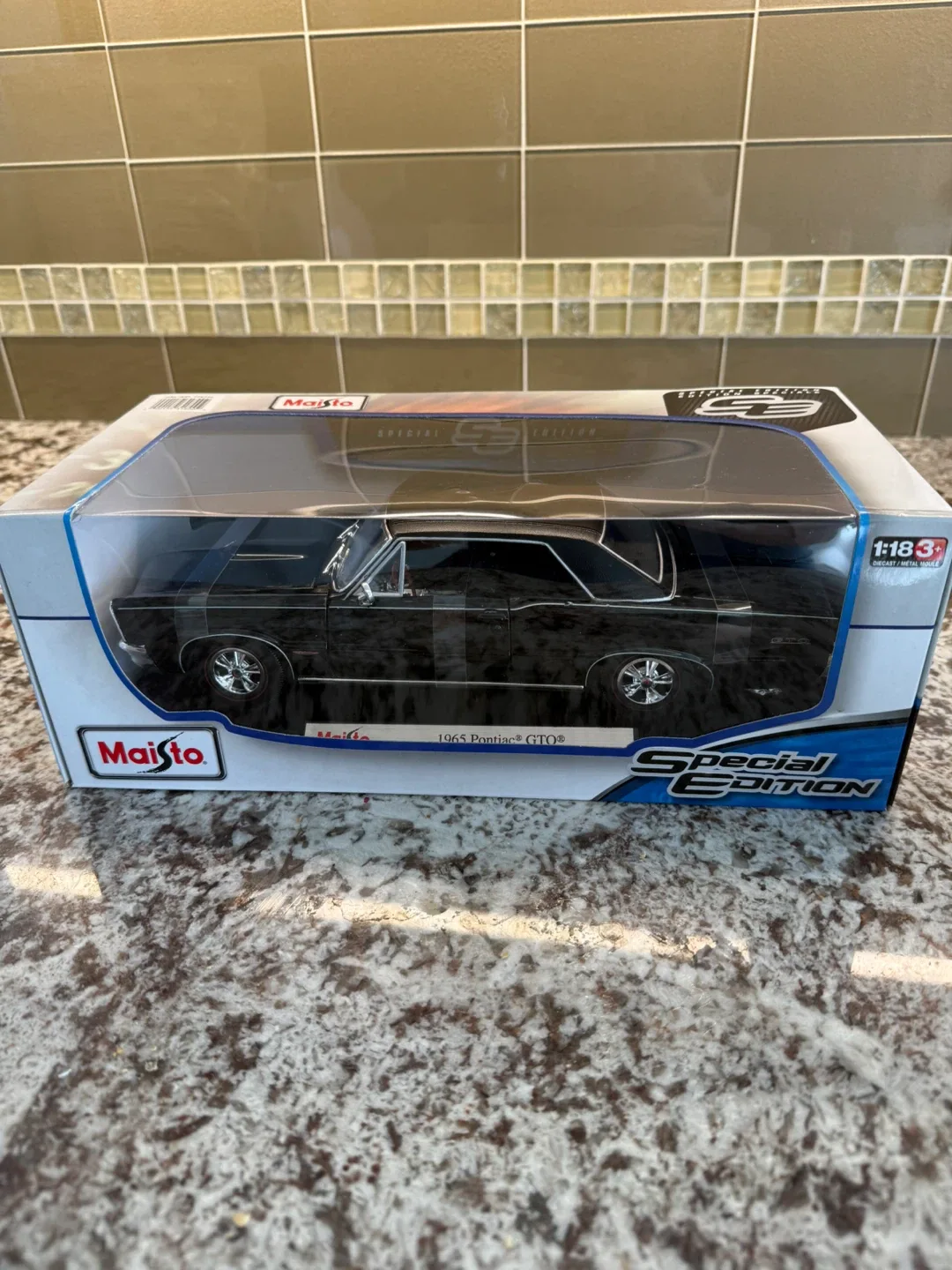 Maisto 1965 Pontiac GTO 1:18 Scale Diecast Model Car image indicator(2)