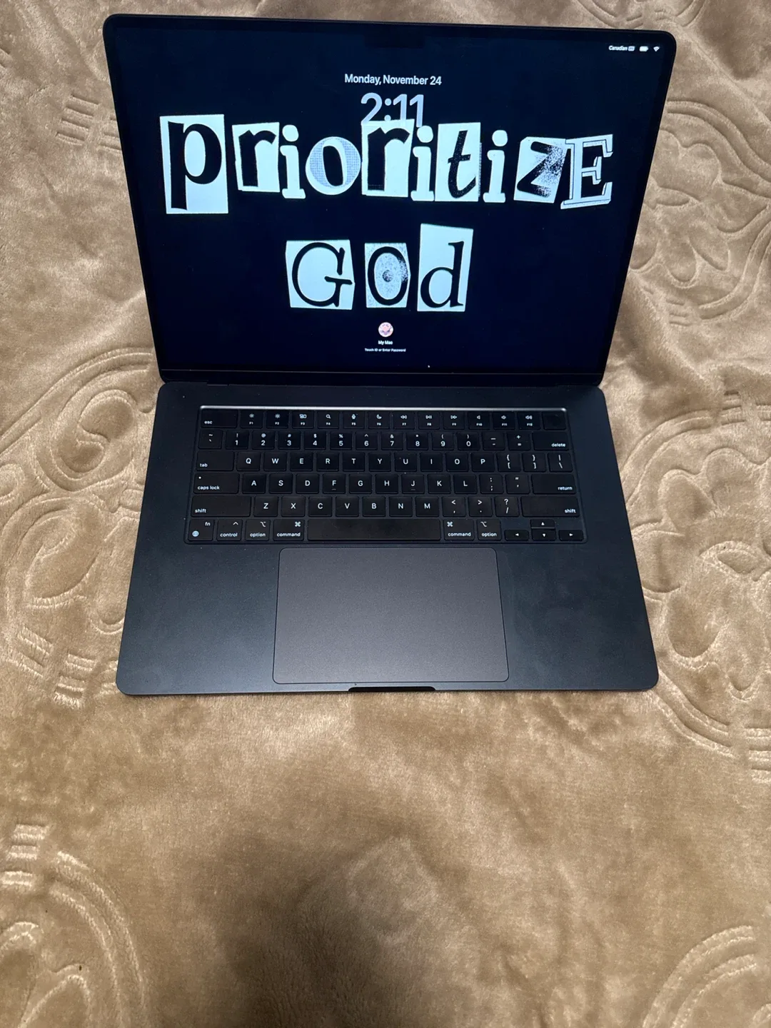 Apple MacBook Air 15-inch M2 Chip - Like New!